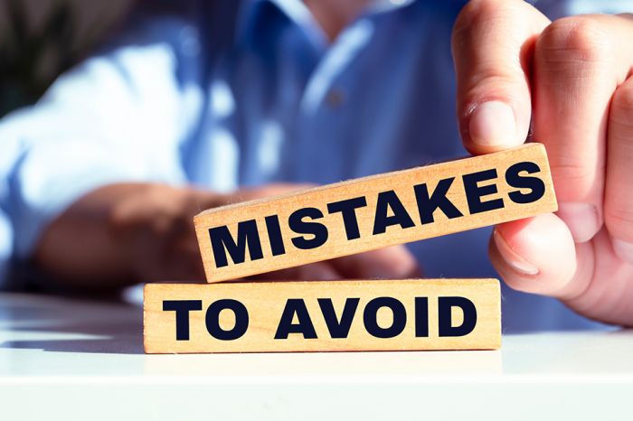 Foto: Bausteine mit Schriftzug MISTAKES TO AVOID